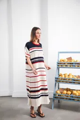 Vestido largo de tejido calado con rayas horizontales en color crudo, azul marino y rojo. Tiene tajo lateral y logo bordado en la manga.