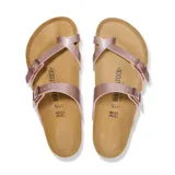 Sandalias de estilo casual en color cobre metálico con varias correas ajustables.
