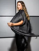 Kimono negro de gasa plisada con detalles de lurex y terminación desflecada.