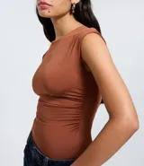 Body blanco de manga corta con escote redondo y fruncidos laterales.