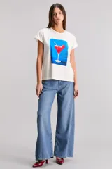 Remera blanca de algodón con estampado de un cóctel en tonos rojos y azules.
