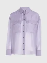 Camisa Calvin Klein de lyocell color lila, de corte holgado, manga larga, cuello en punta, cierre de botones, bolsillos con solapa en el pecho y logo bordado en el bolsillo del pecho.