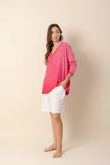 Sweater celeste de punto con escote en V y mangas largas.