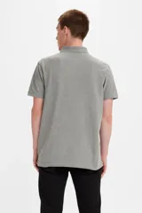 Polo gris con cuello clásico, tapeta de tres botones y logo de Levi's bordado en el pecho.