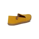 Zapatilla casual celeste con capellada calada y suela marrón.