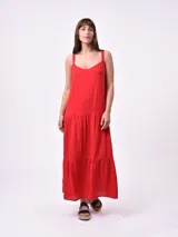 Vestido largo rojo de tirantes con corte imperio y falda escalonada.