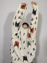 Sweater tejido color mostaza con cuello redondo y diseño bordado a mano con lana merino, con motivos de insectos de diversos colores.