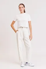 Pantalón de jean de tiro alto, corte recto y color crudo.