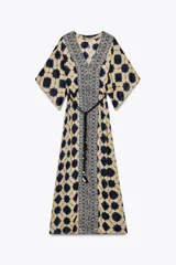 Vestido amplio estilo caftán con estampado geométrico en tonos beige y azul, escote en pico con lentejuelas y manga ancha por debajo del codo. Cintura ajustable con cordones con borlas.