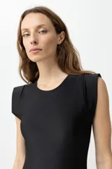 Malla enteriza negra con cuello redondo y mangas cortas tipo musculosa.