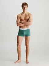 Boxer Calvin Klein color celeste con cintura elástica blanca con el logo de la marca en negro.