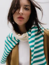 Sweater de punto con cuello en V y mangas largas con detalles de botones. Color blanco con rayas horizontales verdes.