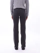 Pantalón de jean negro de corte recto.