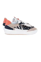 Championes urbanos de cuero vacuno color beige con estampado animal print en negro y blanco, detalles en azul marino y naranja. Plataforma blanca con suela de goma.