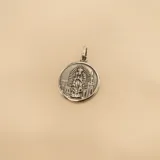 Dije redondo de plata 925 con la imagen de la Virgen de Guadalupe.