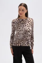 Sweater de tejido de punto, color crema, con estampado floral en tonos rosados y marrones. Presenta cuello redondo y mangas largas.