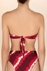 Top bandeau de traje de baño con estampado abstracto en tonos borgoña, rojo y blanco.