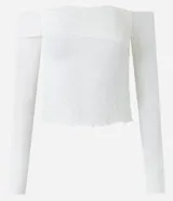 Blusa blanca texturizada con escote asimétrico hombro a hombro y mangas largas.
