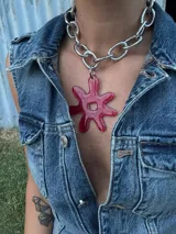 Collar con cadena gruesa plateada y dije abstracto de acrílico y resina color rojo con glitter. El dije es desmontable.