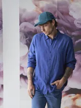 Camisa azul marino de lino y algodón, de manga larga con cuello clásico y bolsillo en el pecho.