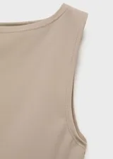 Top marrón de cuello barco y tirantes anchos, de tejido elástico y diseño entallado.