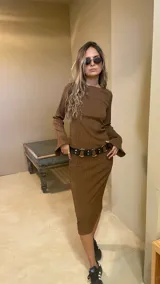 Vestido midi marrón de crepé arrugado, con mangas largas oxford y escote con cierre de moñas.