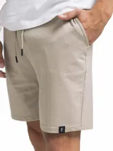 Short negro de felpa French Terry con cintura elastizada y cordón ajustable.