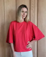 Remerón rojo de algodón, corte amplio y mangas cortas.