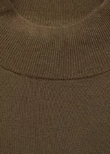 Jersey negro de punto fino con cuello alto, diseño oversize y manga larga.