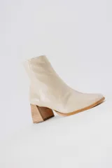 Botas cortas de cuero negro con cierre lateral y taco de madera.