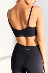 Calza 7/8 negra de tiro alto, corte ajustado y tejido Emana Plus.