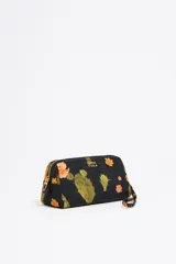 Neceser Bimba y Lola de nylon negro con estampado de cactus y flores naranjas. Tiene asa extraíble, piezas de piel, logo metálico, bolsillo interior y cierre con cremallera dorada.