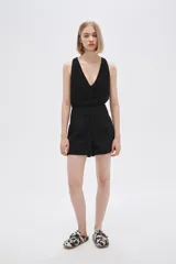 Short negro de tiro alto con bolsillos laterales.