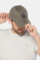 Gorro de béisbol azul marino de lona con parche circular con logo en el frente.