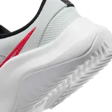 Championes Nike Legend Essential 3 Next Nature, color negro con suela blanca y logo plateado.