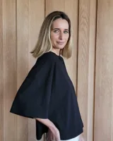 Remerón marrón de algodón, corte holgado y mangas cortas.