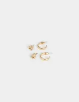 Set de dos pares de aros bañados en oro: un par de aros pasantes con forma de corazón y strass, y un par de argollas pequeñas.