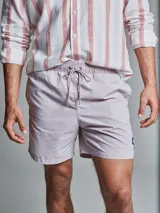 Short de baño azul con cintura elástica ajustable con cordón.