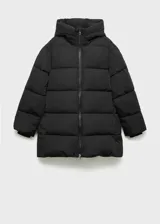 Campera puffer color beige con capucha, cierre frontal con cremallera y bolsillos laterales.