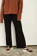 Pantalón negro de morley ecovero, corte wide leg y tiro alto, con tajos laterales.