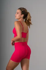 Short deportivo fucsia de tiro alto, corte ajustado y frunce en la parte trasera.