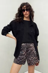 Short de tiro alto con estampado animal print de leopardo en tonos marrones y negros.