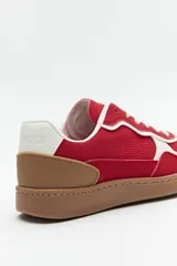 Zapatillas urbanas de gamuza color beige, blanco y verde, con recortes en símil cuero y suela de goma marrón de 2,5 cm de altura.