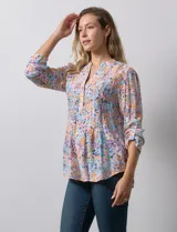 Blusa de gasa estampada con cuello a la base, escote en V y botones. Delantera con detalle plisado y largo de manga regulable con presilla y botón.