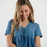 Remera de algodón, color azul, con corte peplum y escote en V.