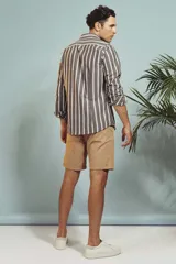 Bermuda color beige con bolsillos laterales y traseros.