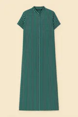 Camisola larga de seda liviana con rayas verticales color verde y negro, cuello mao, manga corta y botones frontales.