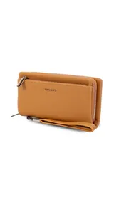 Billetera color beige con doble compartimento con cierre, correa de mano y logo de la marca en el frente.