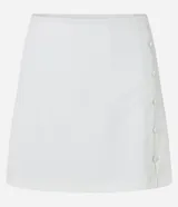 Short pollera corto confeccionado en crepé color blanco, con botones forrados en el lateral.