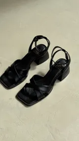 Sandalias de cuero plateadas con diseño elegante y taco bajo de 5,5 cm.